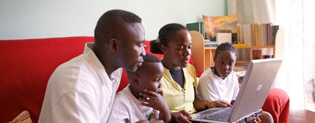 family_laptop_reading